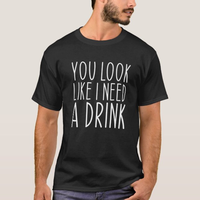 Camiseta Parece Que Preciso De Um Bebendo Engraçado. (Frente)