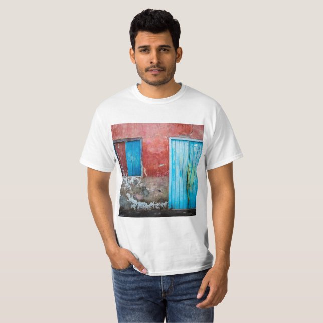 Camiseta Parede vermelha, azul e cinza, porta e janela (Frente Completa)