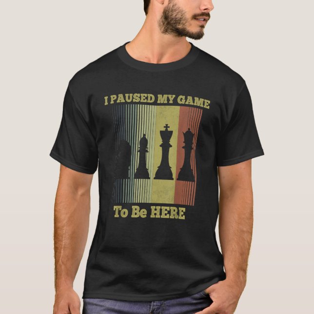 Camiseta Parei Meu Jogo Para Estar Aqui Presentes De Xadrez (Frente)