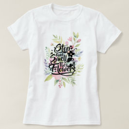 Camiseta Parem e cheirarem as flores