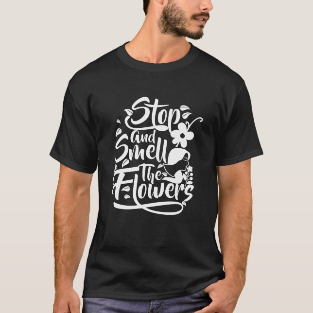 Camiseta Parem e cheirarem as flores, as flores (Frente)