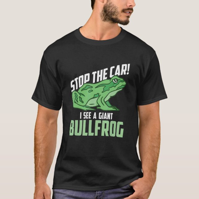 Camiseta Parem O Carro Eu Vejo Um Sapo Gigante De Touro Cap (Frente)
