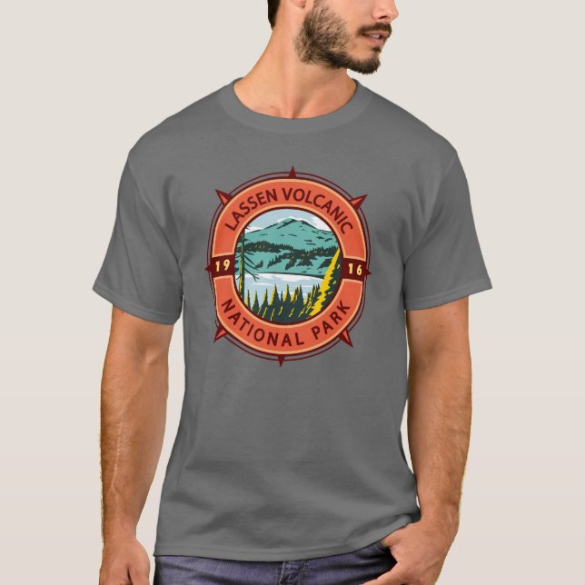 Camiseta Parque Nacional Vulcânico Lassen - Emblem de Comor (Frente)