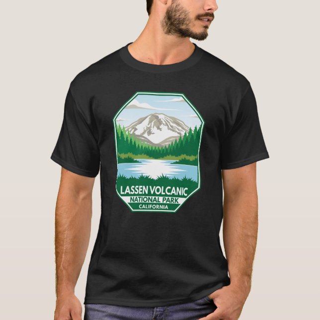 Camiseta Parque Nacional Vulcânico Lassen - Emblema Retroat (Frente)