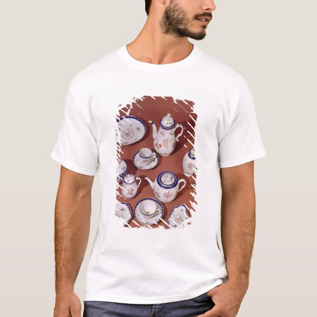 Camiseta Parte de um serviço de chá monogrammed de (Frente)