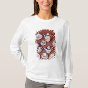 Camiseta Parte de um serviço de chá monogrammed de