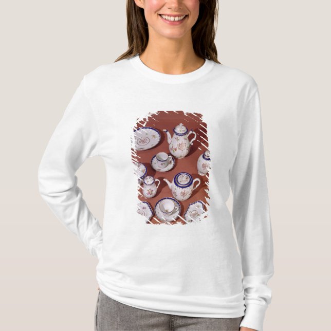 Camiseta Parte de um serviço de chá monogrammed de (Frente)