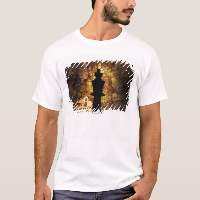 Camiseta Parte de xadrez do rei no mapa de Velho Mundo (Frente)