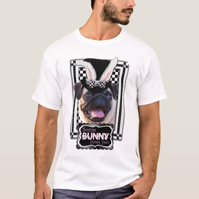 Camiseta Páscoa - algum coelho o ama - Pug (Frente)