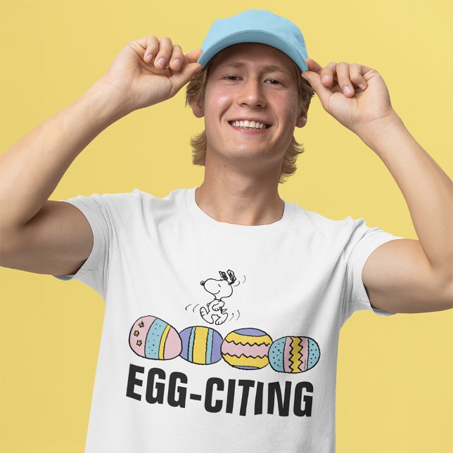 Camiseta Páscoa de esnoopia com citação de ovos (Person wearing t-shirt)