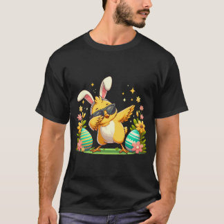 Camiseta Páscoa de frango vestida como Bunny escondendo ovo