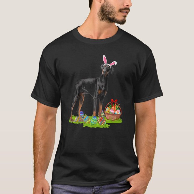 Camiseta Páscoa Engraçada Caça Ao Ovo Bunny Doberman Pinsch (Frente)