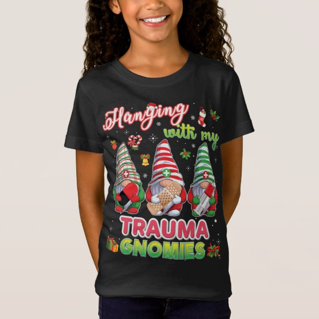 Camiseta Passando Com Meu Almoço, Lady Gnomies, Feliz Natal (Frente)
