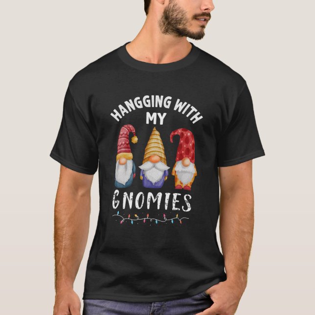 Camiseta Passando Com Meus Gnomos Engraçado Natal (Frente)