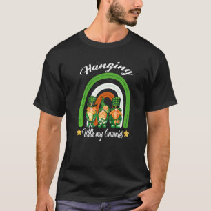 Camiseta Passando Com Meus Gnomos Rua Shamrock Dia de Patri