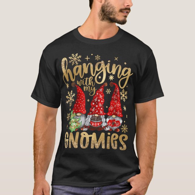 Camiseta Passando Com Meus Papais noeis Gnomias Feliz Natal (Frente)