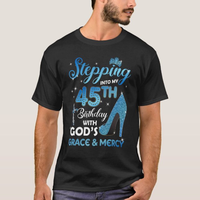 Camiseta Passando para o meu 45º aniversário com a Graça de (Frente)