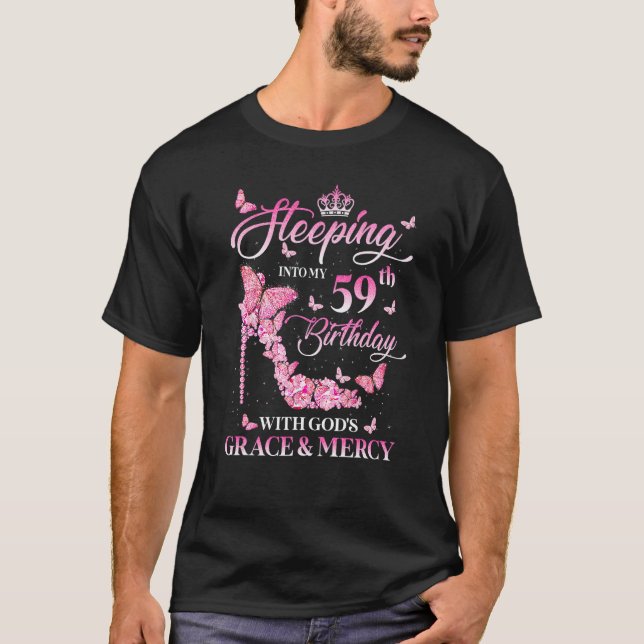 Camiseta Passando para o meu 59º aniversário com a Graça de (Frente)