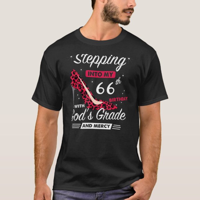 Camiseta Passando para o meu 66º aniversário com a Graça de (Frente)