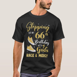 Camiseta Passando Para O Meu 66º aniversário Com Deuses Gra