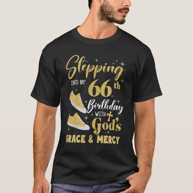 Camiseta Passando Para O Meu 66º aniversário Com Deuses Gra (Frente)