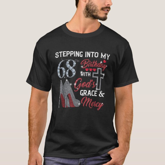 Camiseta Passando para o meu 68º aniversário com DEUS é Gra (Frente)