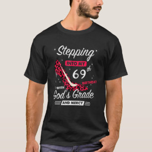 Camiseta Passando para o meu 69º aniversário com a Graça de