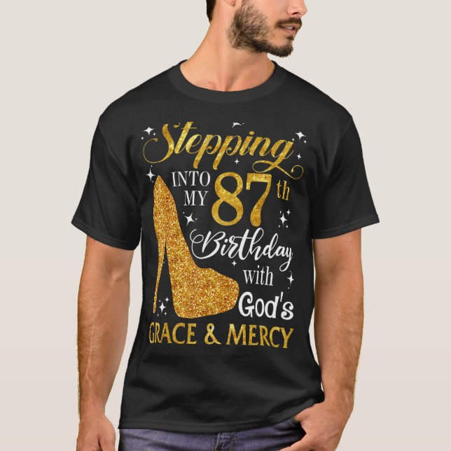 Camiseta Passando para o meu 87º aniversário com a Graça de (Frente)