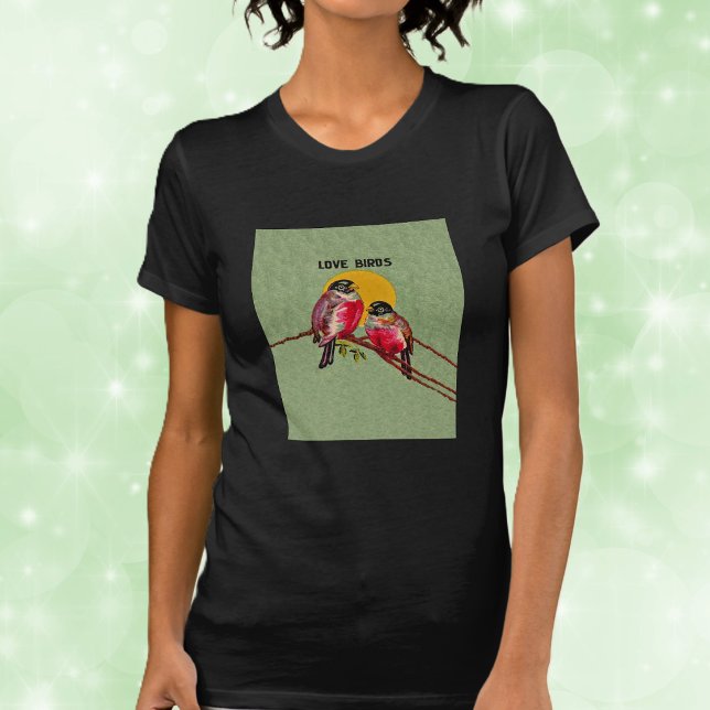 Camiseta Pássaros do Amor Vintage Sol (Two pink love birds sitting on branch in front of yellow sun on green background womans tee shirt.)