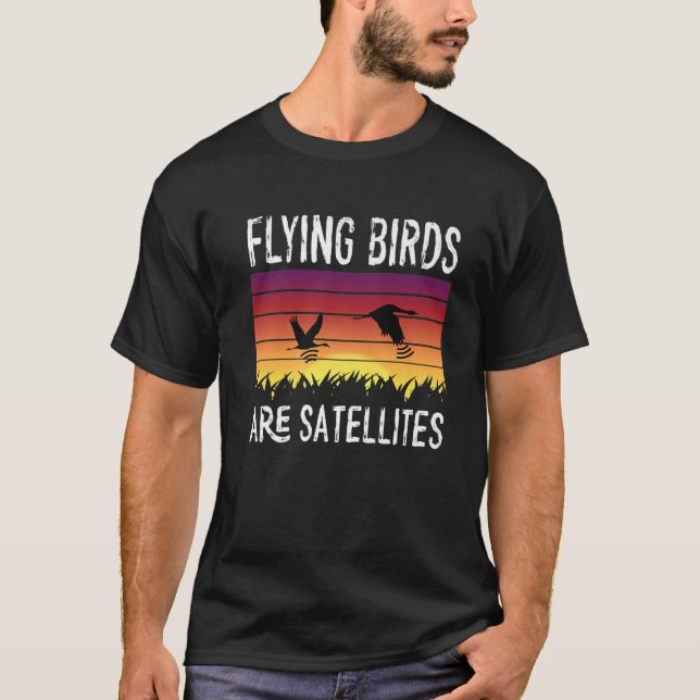 Camiseta Pássaros não são verdadeiros satélites voadores es (Frente)