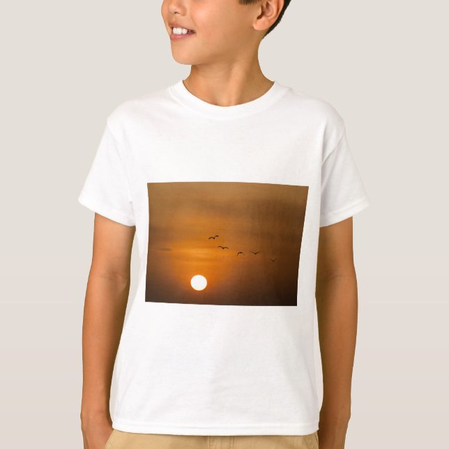 Camiseta Pássaros voando no pôr do sol (Frente)