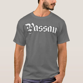 Camiseta Passau escrito com fonte gótica