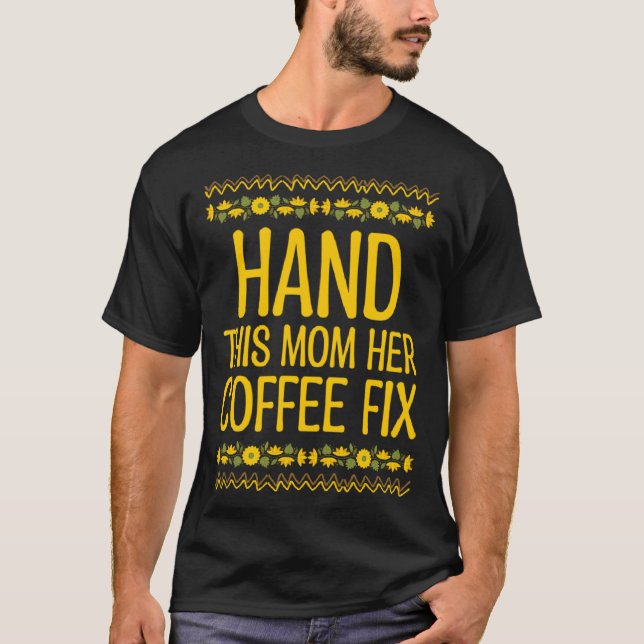 Camiseta Passe Esta Mãe O Café Dela Para Tranquilizar O Caf (Frente)