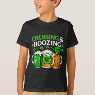 Camiseta Passeando bebendo bebida irlandesa dia de São Patr