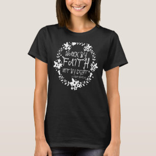 Camiseta Passear Por Fé Não Pela Bíblia Floral Wreath Quo