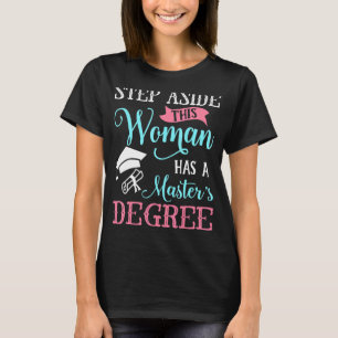 Camiseta Passo ao lado desta mulher tem mestrado