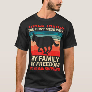 Camiseta Pastor Alemão Três Coisas Com Que Você Não Brinca