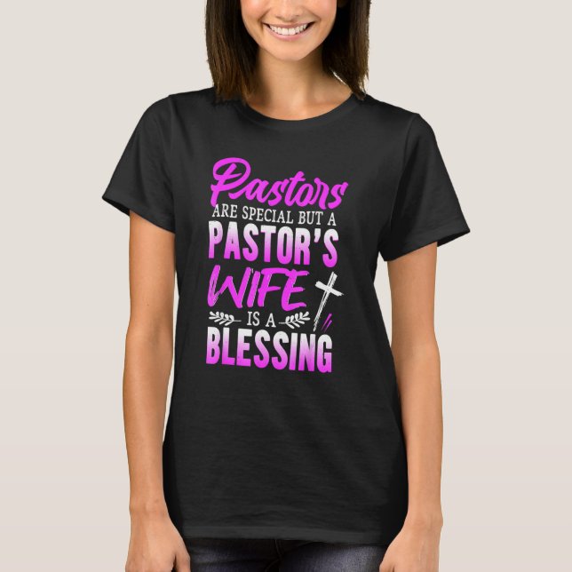 Camiseta Pastores são especiais, mas a esposa de um pastor  (Frente)