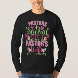 Camiseta Pastores São Especiais Mas a Esposa do Pastor É um