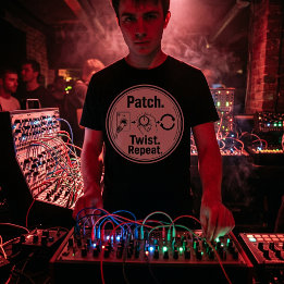 Camiseta Patch Twist Repeat. – Modular-Synthesizer