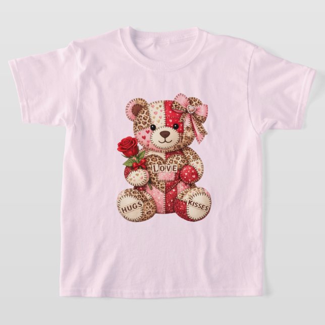 Camiseta Patchwork Teddy Bear Valentine — Quilted Leopard  (Postura )