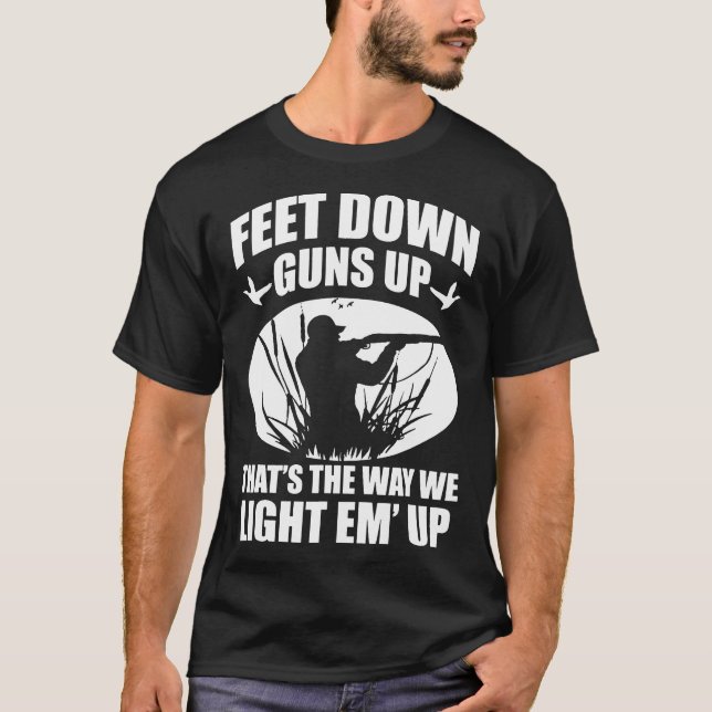 Camiseta Pato Engraçado Caçando Pés Para Baixo Armas Para C (Frente)