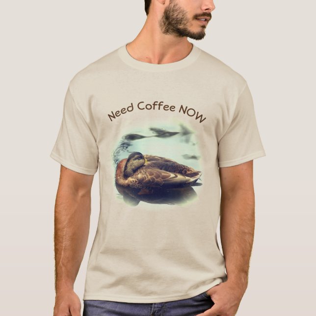 Camiseta Pato Sonolento Precisa De Café Engraçado (Frente)