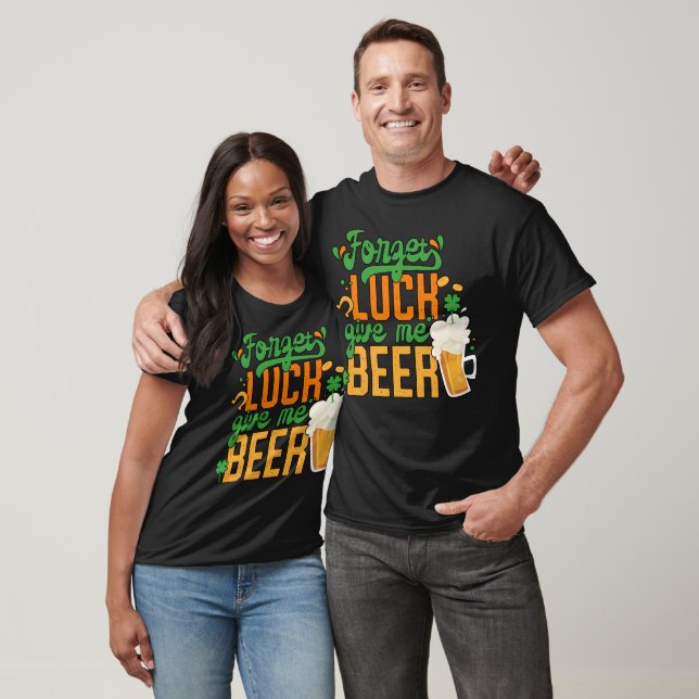 Camiseta Patrick Day Esquece Que A Sorte Me Dá Cerveja (Unissex)