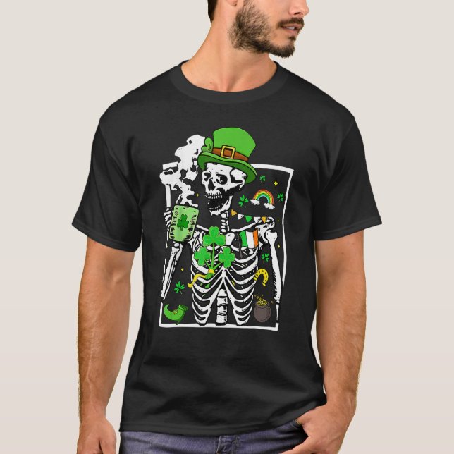 Camiseta Patrick's Day Skeleton Shamrock Skull Drinking Cof (Frente)
