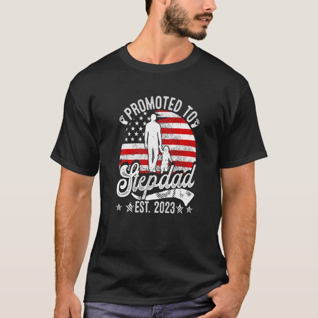 Camiseta Patriótica Mens Promovida Para Stepdad Leste 2023  (Frente)