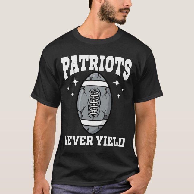 CAMISETA PATRIOTS NEVER YIELD - NEW ENGLAND FOOTBALL (Frente)