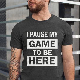 Camiseta Pausei meu jogo para estar aqui com humor de anive
