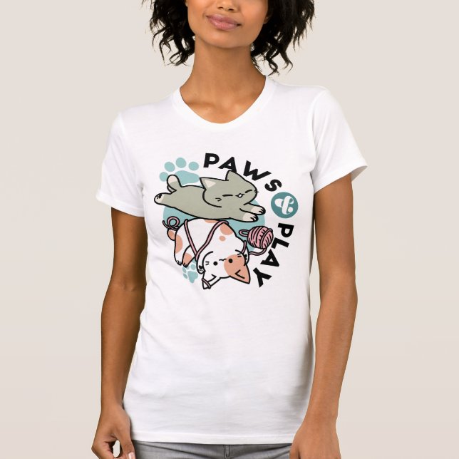 Camiseta Paws and Play – Adorable Cat Illustration (Frente)