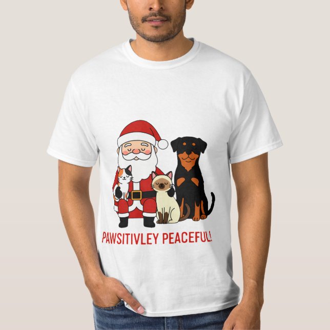 Camiseta Pawsitively Peaceful: Santa’s Serene Pet Moment (Frente)